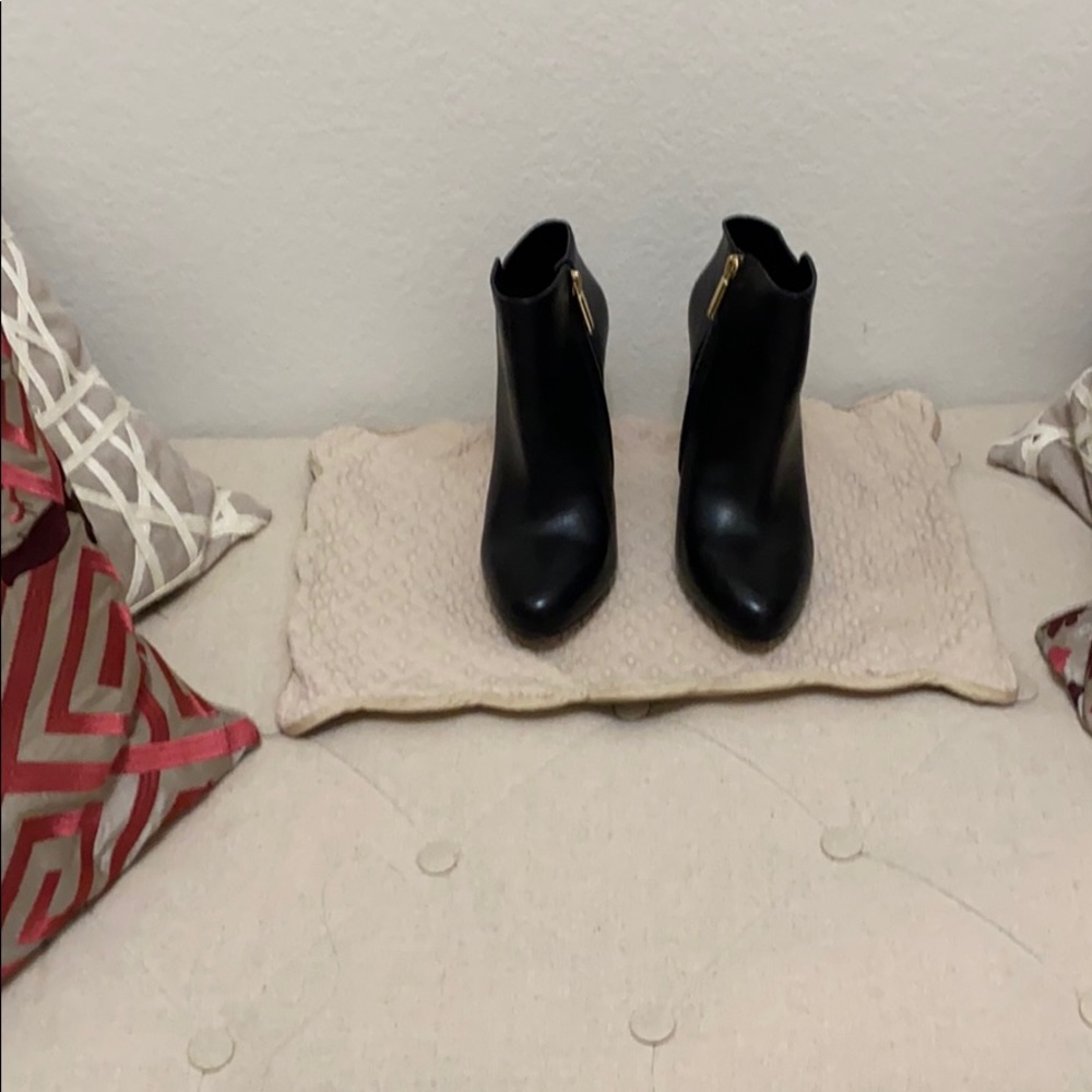 Black hi heeled booties.